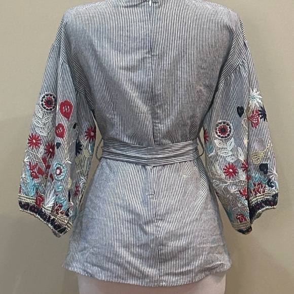 RD & Koko | Size Large Pinstripe Top With Embroidered Sleeves - Picture 4 of 7
